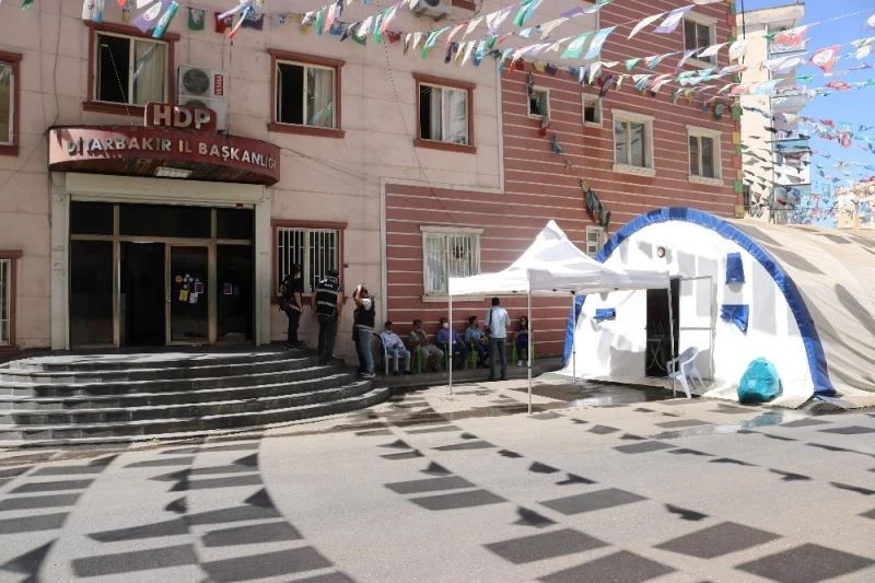 HDP önündeki evlat nöbeti direnişine 2 aile daha katıldı
