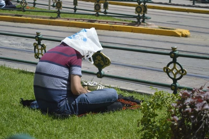 Afrika’yı aratmayan sıcaklıkta vatandaşlar zorluk içinde Cuma namazı kıldı
