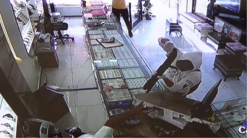 Kuyumcu, soyguna gelen şüphelilerden birini vurdu
