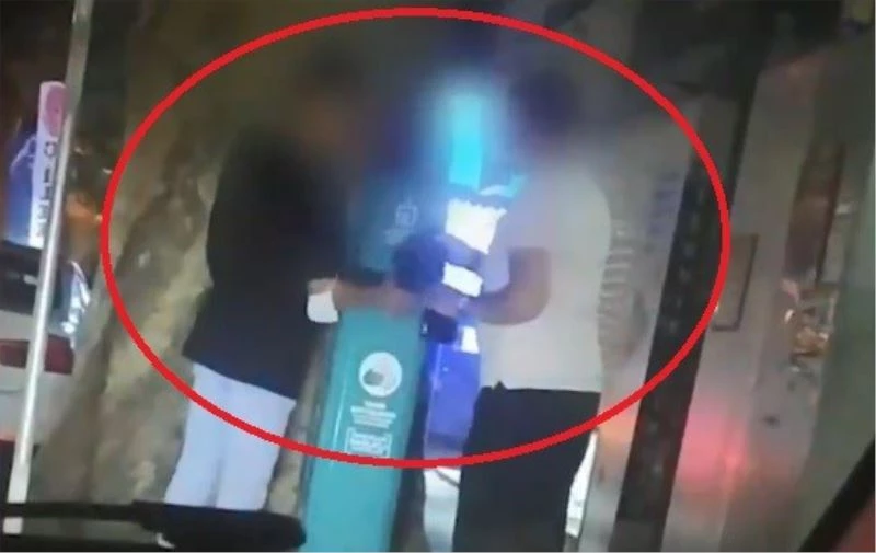 Sokaklara yerleştirilen dezenfektanları böyle boşalttılar
