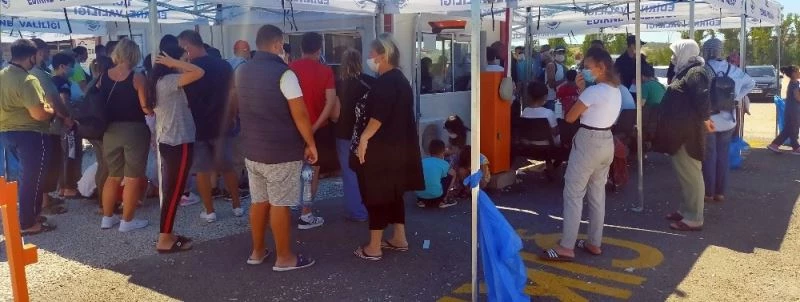 PCR test kuyruğunda akıl almaz görüntü
