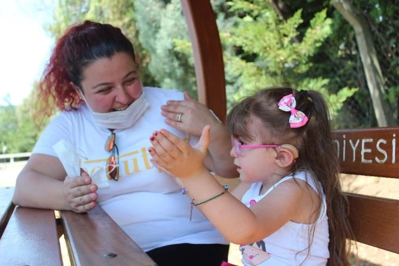 5 yaşına kadar yürüyemeyen ve konuşamayan çocuk özel eğitimle engellerini aştı
