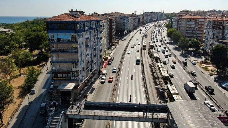 Sorumsuz sürücüler E-5 yan yolu otoparka çevirdi
