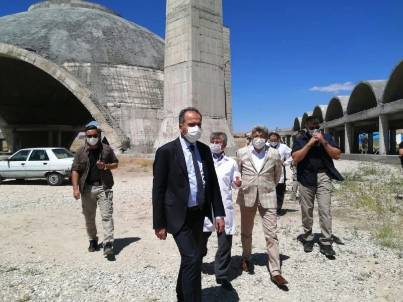 İnşaatı devam eden Tıbbiye Camii’nde sosyal mesafeli Cuma namazı
