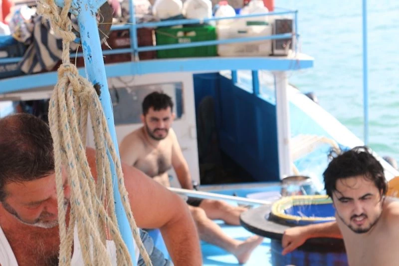 Anonsu duyup evinden şortuyla fırladı, boğulmak üzere olan gençleri kurtardı
