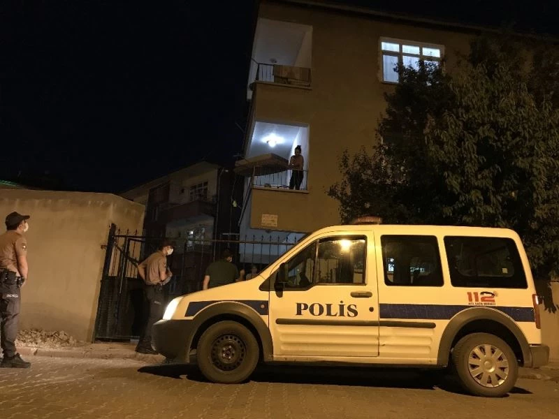 Polis ev karantinası olan pozitif hastaları denetliyor
