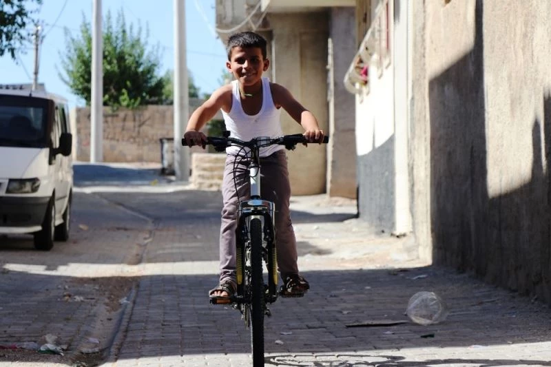 Kaybolduktan 5 gün sonra bulunan 10 yaşındaki çocuğa bisiklet sürprizi
