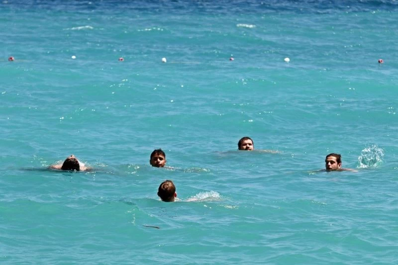 Uyarılar işe yaradı, denizde bile sosyal mesafeli yüzdüler
