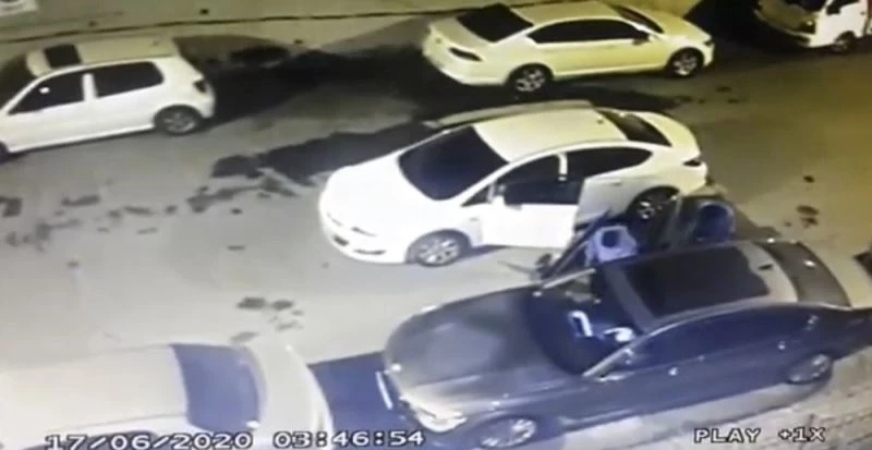 (Özel) Kağıthane’de maskeli hırsızlar park halindeki aracın teybini çaldı
