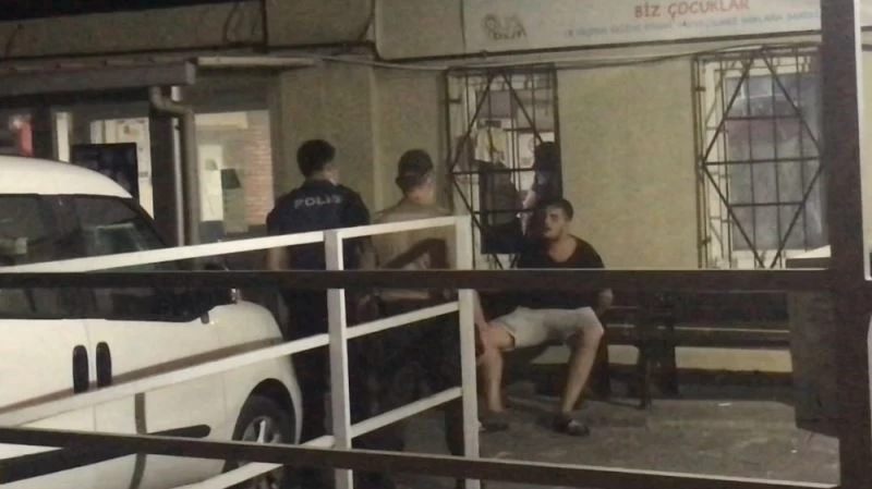 Kavgayı bırakıp polisle tartıştılar
