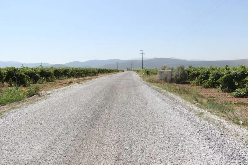 Manisa’da büyük öneme sahip yolda sathi kaplama çalışması
