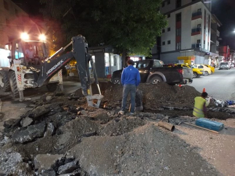 Malazgirt’te su boruları yenileniyor
