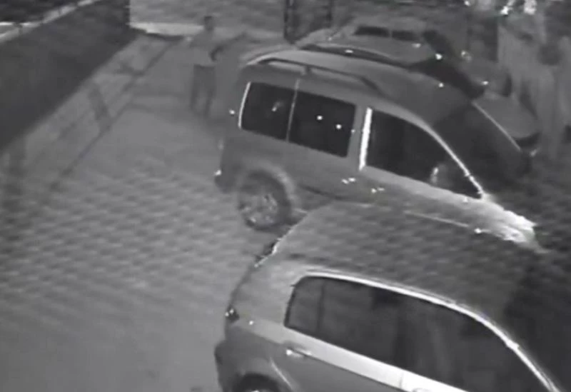 Daha önceden kavga ettiği kişileri arabadan inerken silahla yaraladı
