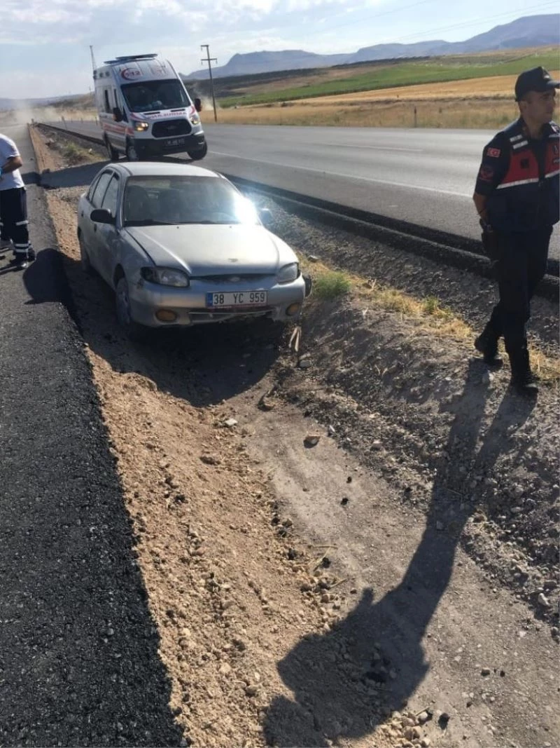 Direksiyon hakimiyeti kaybolan araç refüje girdi
