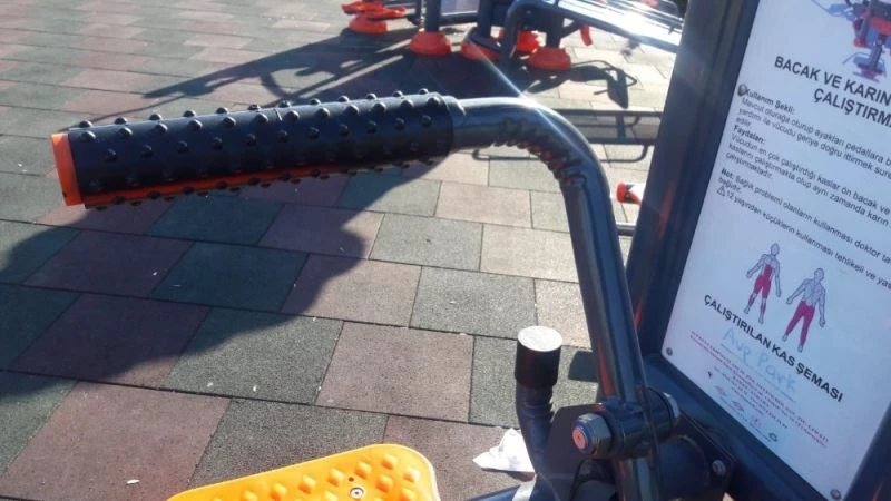 Spor için geldi, spor aletlerini tamir etti
