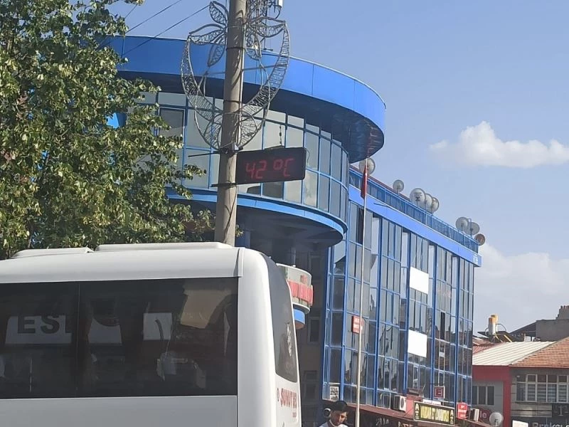 Sıcaklığın 42 dereceye çıktığı Şuhut’ta asfalt eridi
