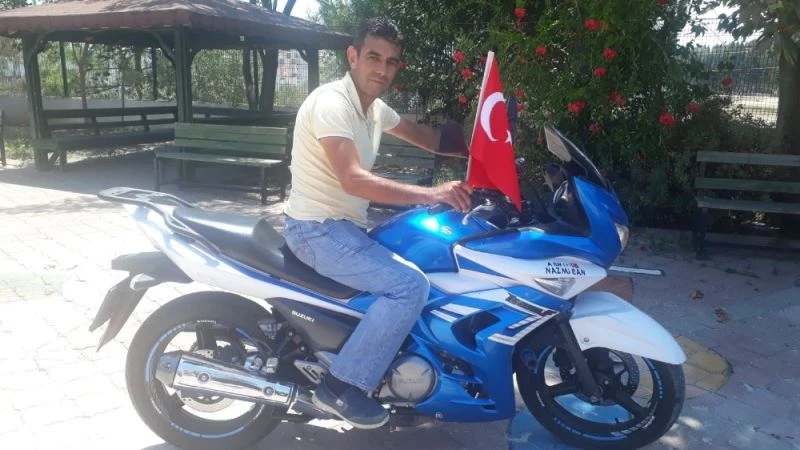 Ailesindeki şehitler anısına motosikletiyle 746 kilometre gidip şehitlikteki bayrakları yeniledi
