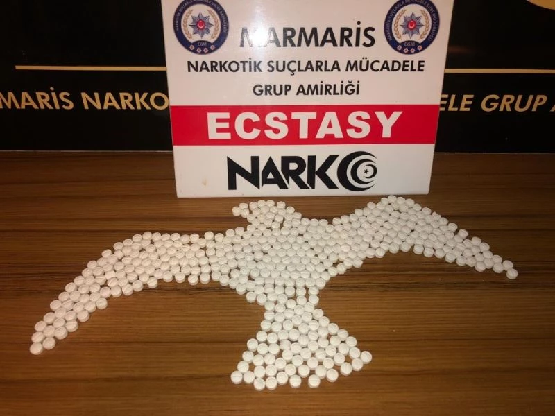 Polis, turist görünümlü zehir tacirini otogarda karşıladı
