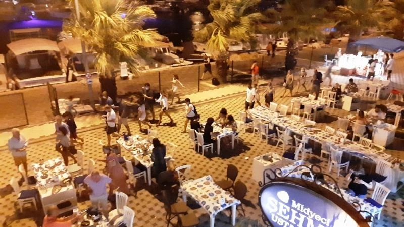 Bir anda bastıran sağanak yağmurda turistler kaçacak yer aradı
