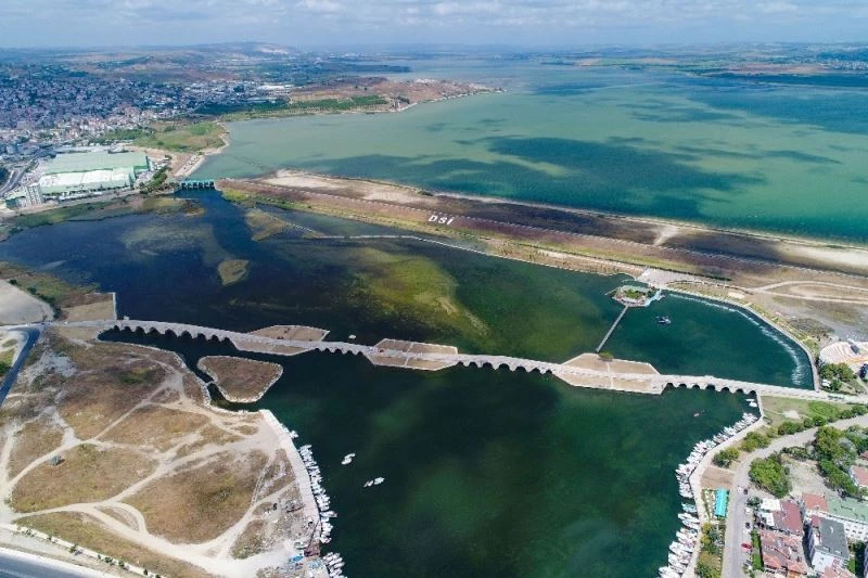 Büyükçekmece Gölü’nde korkutan görüntü: Su seviyesi yüzde 30 seviyelerine düştü
