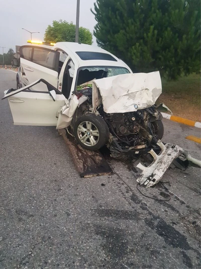 Tesislere dinlenmek için giren otomobil park halindeki otobüse çarptı: 1 ölü, 4 yaralı
