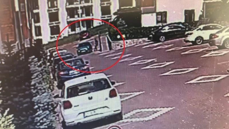 Ev hapsindeki vatandaşa kurşun yağdıran saldırganların kaçma anı kamerada
