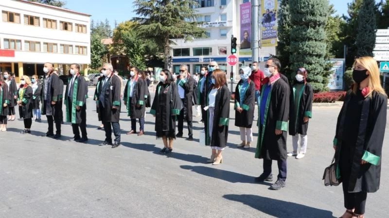 Niğde Barosu Adli yıl açılışı için Atatürk anıtına çelenk koydu
