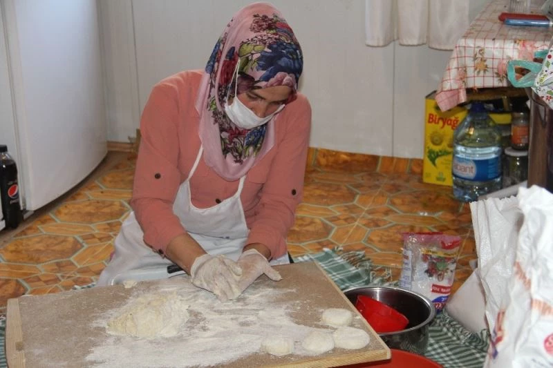 Ata topraklarını terk etmeyen yaşlıların her hizmeti evlerinde görülüyor
