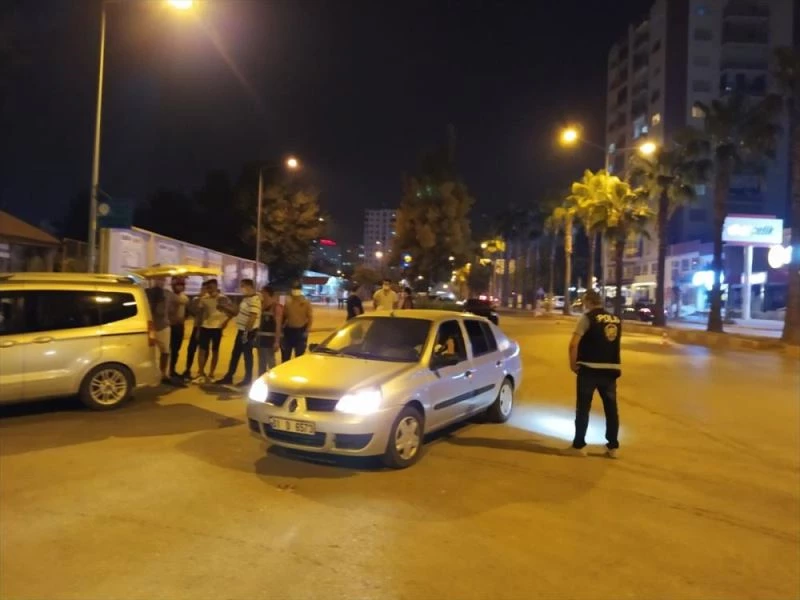 Otomobil sürücüsü, uygulama noktasına girmemek için polis motosikletine çarpıp kaçtı