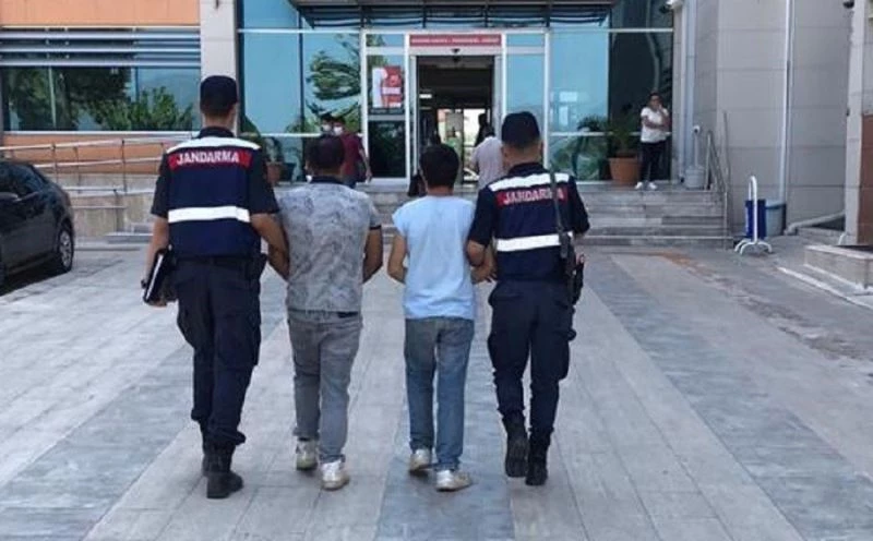 İzmir’de şüphe üzerine durdurulan şahısların üzerinden 3 kilodan fazla uyuşturucu çıktı
