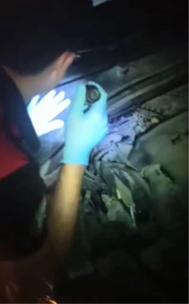 Durdurulan aracın motor bölümünden silahlar ve uyuşturucu çıktı
