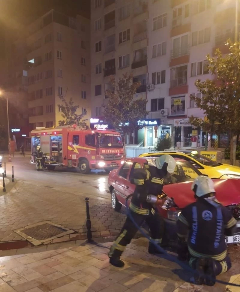 Hakimiyeti kaybetti, trafik levhasına çarptı
