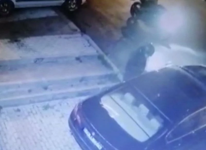 Oto farelerine polisten suçüstü anı güvenlik kamerasında
