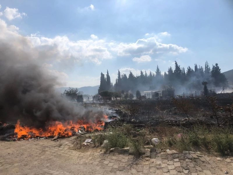 Boş arsadaki lastikler tutuştu
