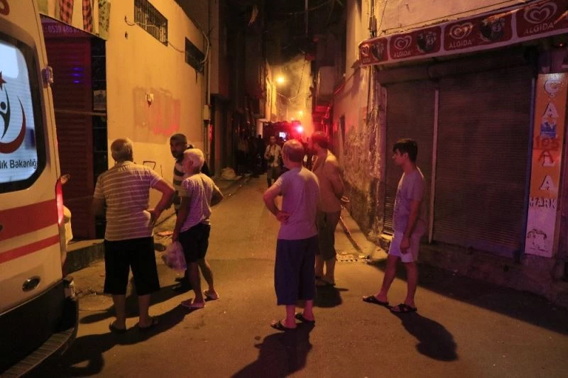 Meraklı kalabalık sosyal mesafe kurallarını hiçe sayıp yangını izledi
