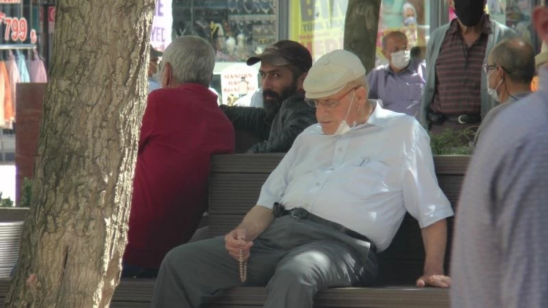 Maskeler çenede, virüs bayramda
