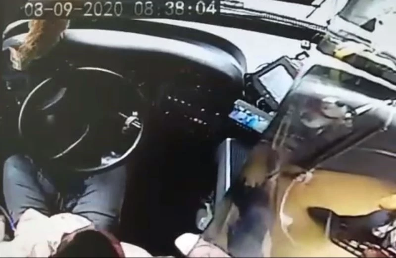 Otobüste kafesinden kaçan kedinin ortalığı birbirine kattığı anlar kamerada
