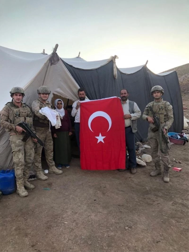 Jandarma uydu telefonundan doktordan aldığı talimatlarla hamile kadına doğum yaptırdı
