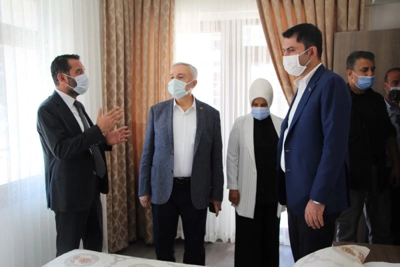 Bakan Kurum, şantiyeye dönen Elazığ’da deprem konutlarını inceledi
