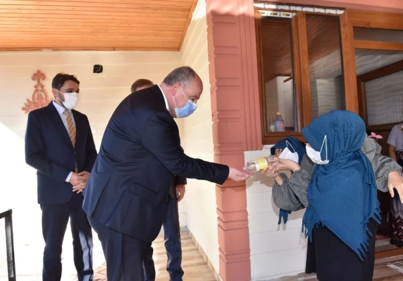 Vali Coşkun’dan siyam ikizlerine moral ziyareti
