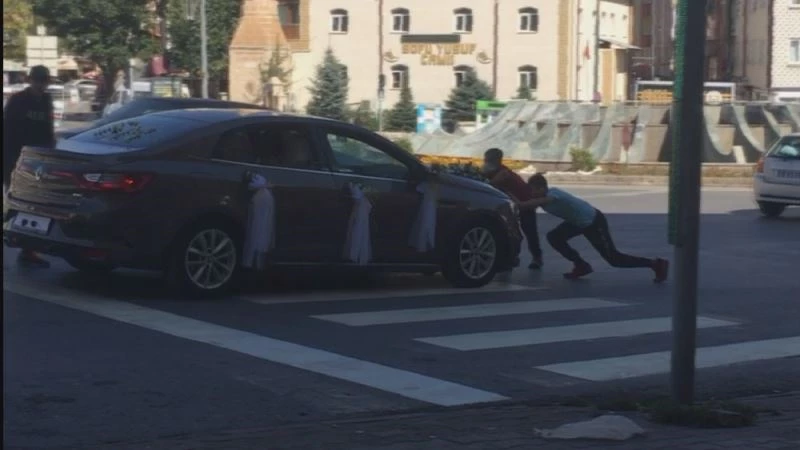 Bahşiş alabilmek için ölümü göze alan çocukları gelin arabası böyle sürükledi
