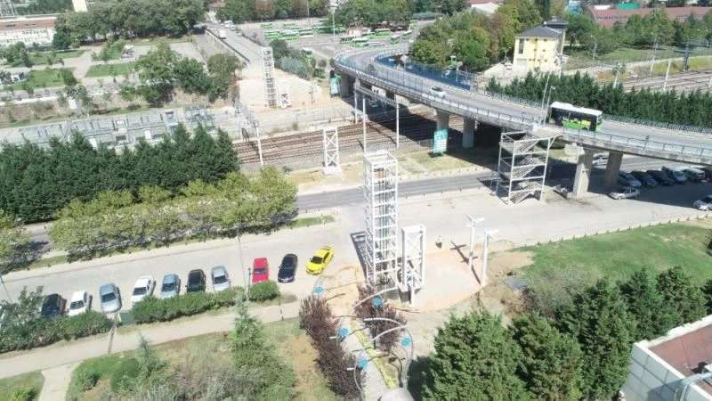 Tramvay güzergahına üç üst geçit birden
