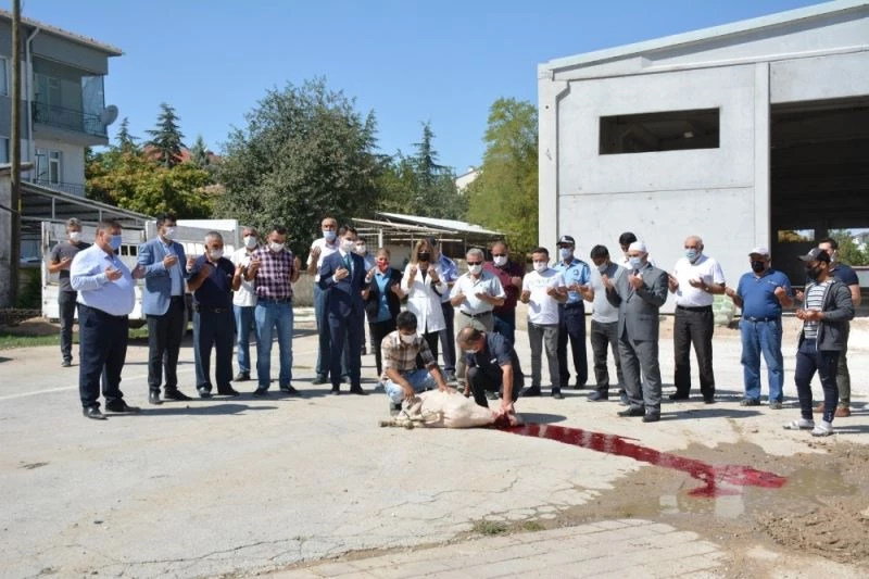 Beylikova’da hizmet araçları ve yatırımların kazasız belasız bitmesi için kurban kesildi
