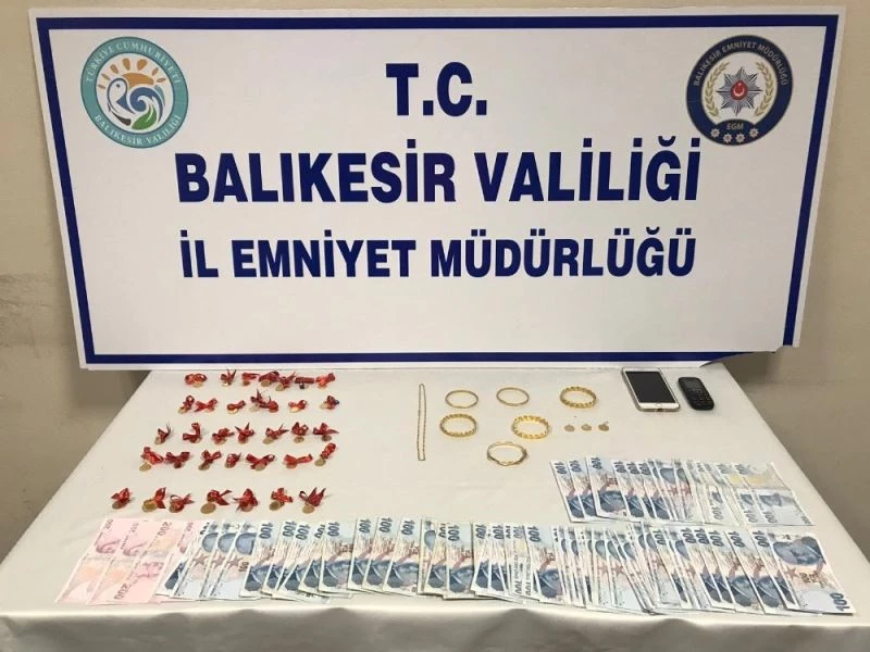 Altınlarla kaçmaya çalışan dolandırıcıya suçüstü
