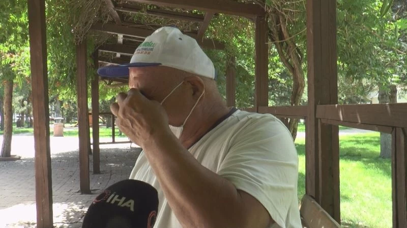 Ailesinin uzaklaştırma kararı aldırdığı yaşlı adam parkta yatıyor
