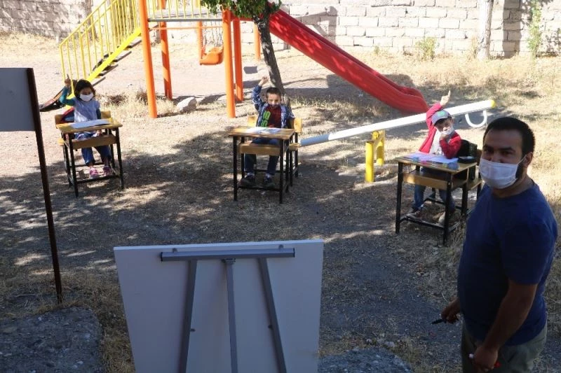 Köy okulu öğretmeni öğrencileri için bahçeyi sınıfa dönüştürdü
