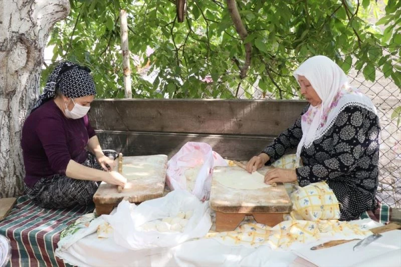 Kadınlardan orman yangınını söndürmede görev alanlara 