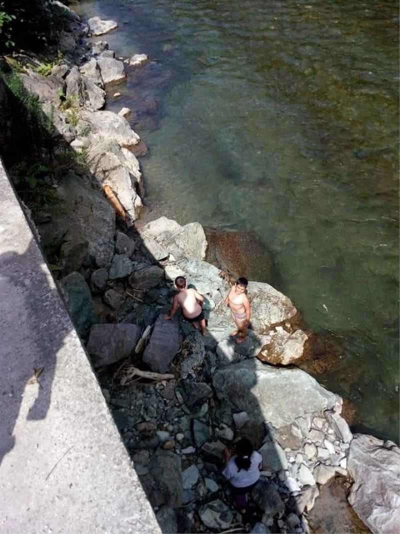 Rizeli Alper, yavru köpeği annesi ile buluşturmak için derenin karşısına geçti
