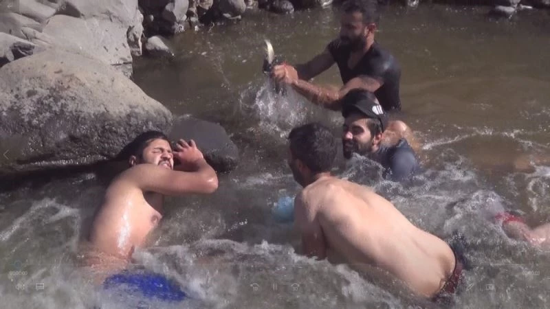 Olta ve ağ kullanmadan balık avlıyorlar
