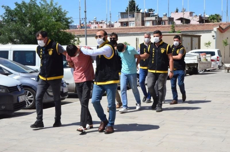 Bebeği gözyaşlarına boğan kuyumcu soyguncuları yakalandı
